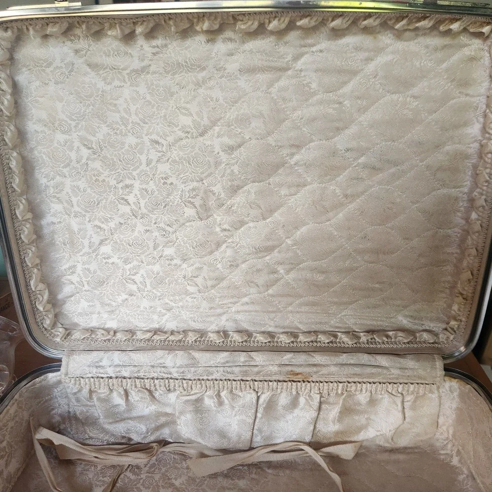 Vintage American Tourister Tiara Red Hard-shell Suitcase 1960s 21x16 (No Key)